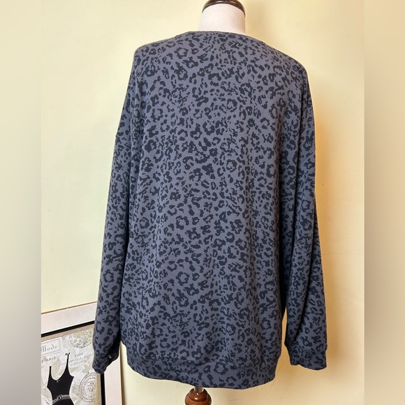 Athleta Pure Lux Sweatshirt Size M Leopard Gray Black Stretch - Picture 4 of 8